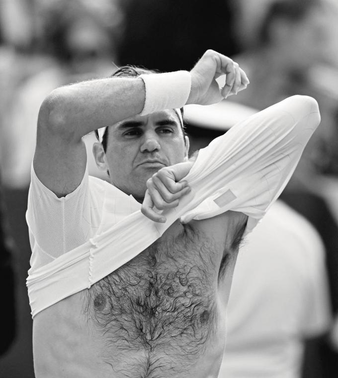 De nos jours, les sportifs, comme Roger Federer, dévoilent leur toison sans honte.