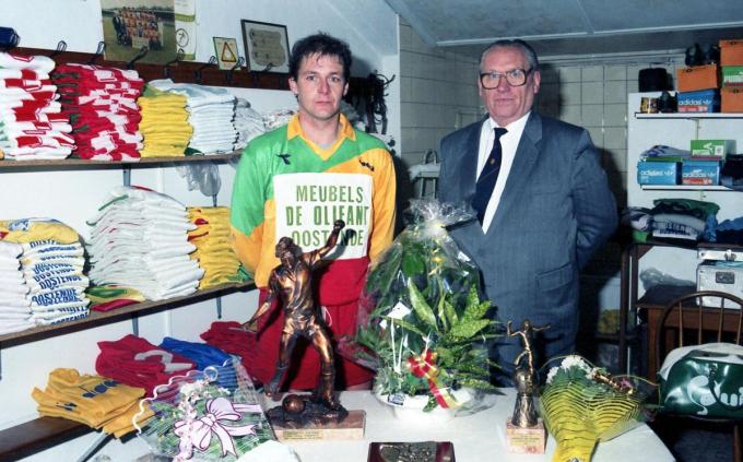 Danny Vandeput als verdienstelijkste speler van KVO in 1985, samen met materiaalmeester Pol Seghers.
