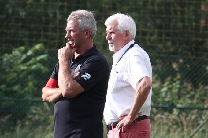 Jean-Marie Bonte, hier rechts van trainer Eric Verstraete, is oud-burgemeester en huidig voorzitter van SC Oostrozebeke. “Ik was op de hoogte, maar ook mij had men om geheimhouding gevraagd.”