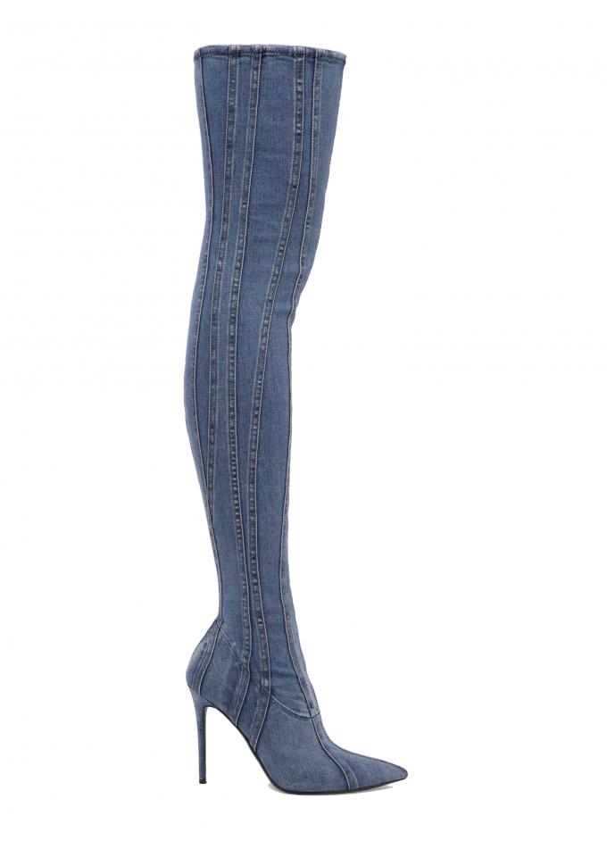 Lange, puntige jeanslaarzen