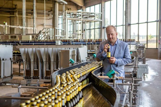 CEO Xavier Vanneste in de nieuwe bottelarij van de brouwerij. (foto Davy Coghe)