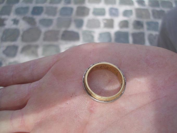 De ring zat vijf centimeter onder de grond, maar werd ongeschonden teruggevonden.