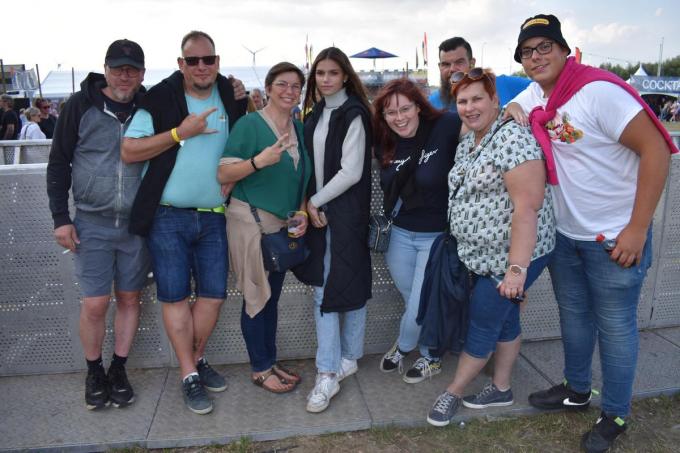 We zien Christophe Morlion, Kris Demarcke, Kurt Demarcke, Mieke Demarcke, Juta Van De Vyvere, Karo Demarcke, Lennert Demarcke en Ann Verfaillie op Frietrock 2022. (Foto TOGH)