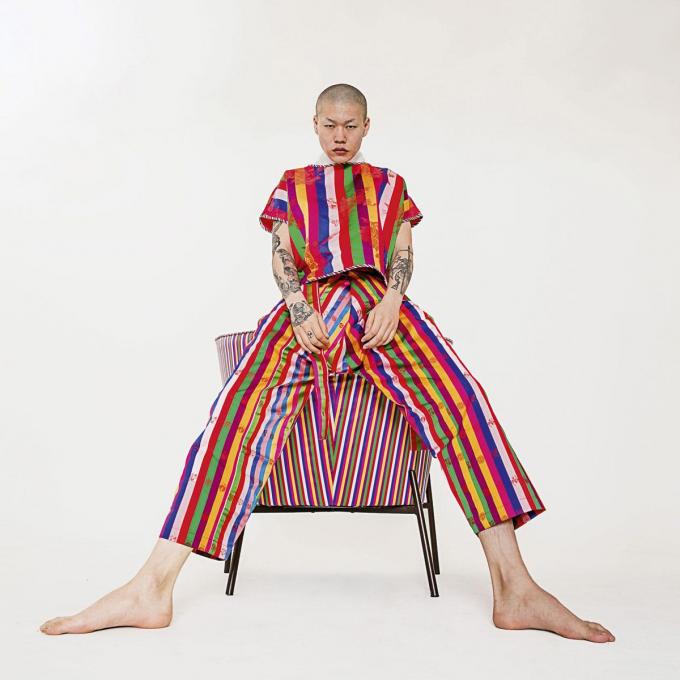 Le classique saekdong, vêtement traditionnel coréen aux rayures colorées, par le label Darcygom.