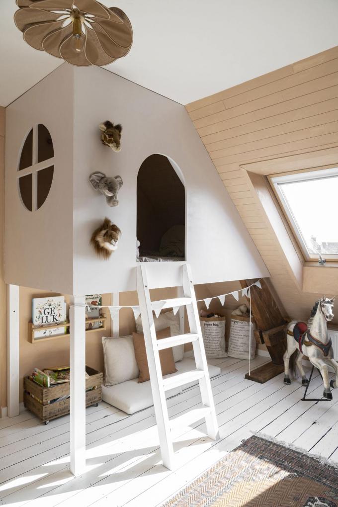 Pour la chambre de leur fille, Maxime a fabriqué un lit- cabane. Le cheval est vintage, le luminaire au plafond vient de Georges Store et les trophées-animaux en peluche de Wild & Soft.