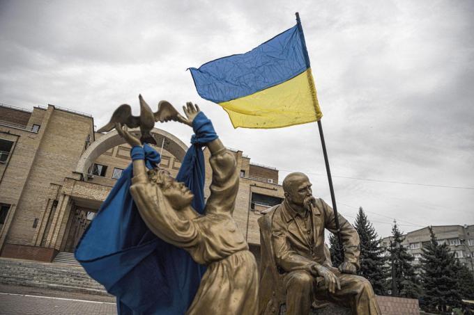 De Oekraïense vlag siert een standbeeld in het op de Russen heroverde Balaklija.