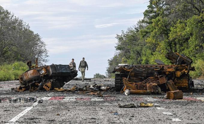 Een weg in Balaklija ligt bezaaid met vernielde Russische pantserwagens.