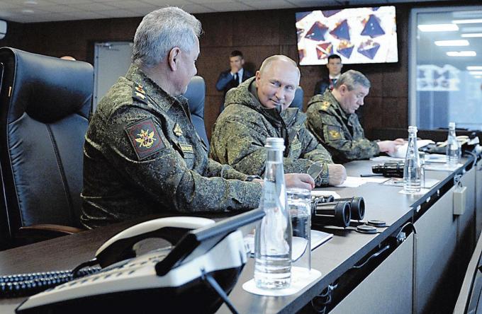 Sergej Sjojgoe met Vladimir Poetin. De minister van Defensie krijgt kritiek, de president niet.