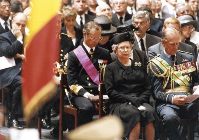 Le 7 août 1993, Elizabeth II avait assisté aux funérailles de Baudouin. Une exception, signe du lien entre les deux souverains, la reine ne se déplaçant en principe pas à l’étranger pour ce type d’événements.