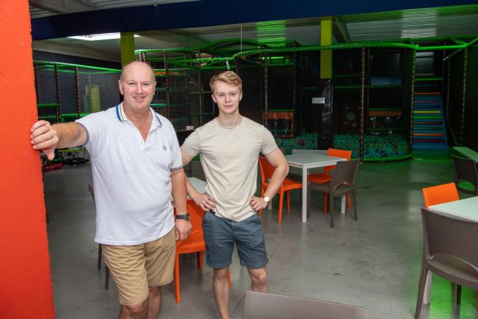 Kurt Harhuis en Niels Deckmyn in het speeldorp naast de fitnesszaak.
