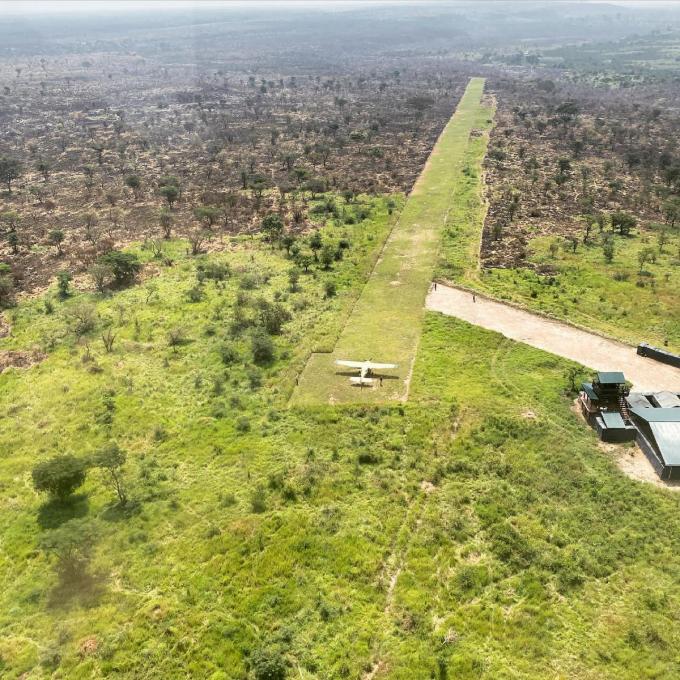 Eén van de 17 airstrips in het onmetelijk grote nationaal park. (gf)