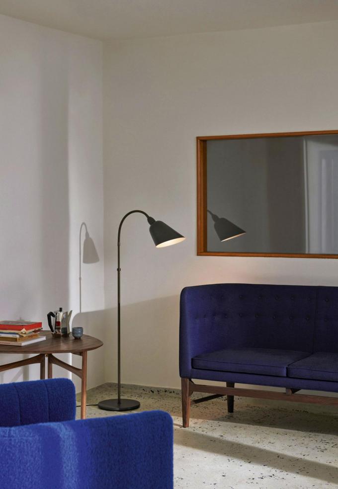 Om Arne Jacobsen te vieren, introduceert &Tradition de Bellevue-vloerlamp van de ontwerper in twee nieuwe afwerkingen: wit en steengrijs, beide met bronskleurig messing.
