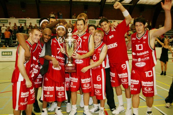 In 2006 won Oostende met 64-61 tegen Bergen. Petrovic (rechts) scoorde de beslissende korf nadat hij een misser van Ovcina herstelde. (foto VDB)