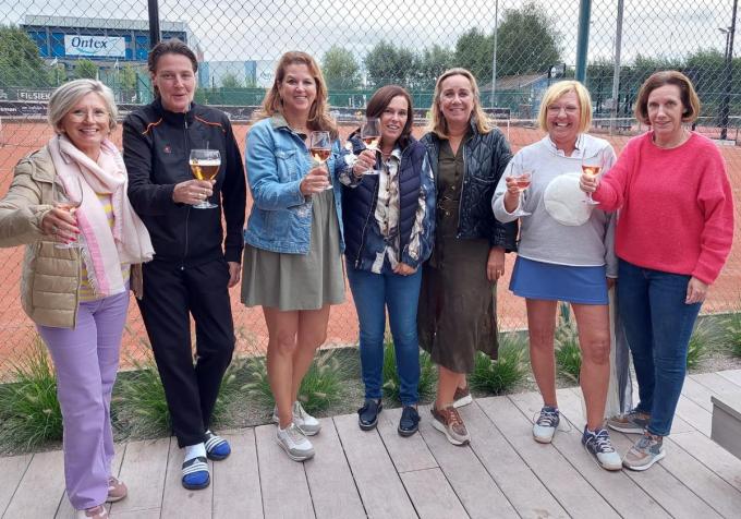 Els Decruy, Kristien Claeys, Pascale Rodyns, Ria Vanacker, Natalie Declercq, Kathleeen Cottereel en Christele Deforche heffen het glas. Anne-Sophie Verlinde en Sofie Lefevre ontbreken op de foto.