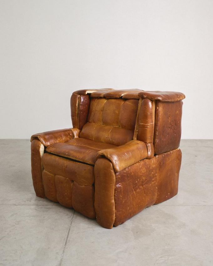Le fauteuil en pain que Laila Gohar a créé pour une galerie d’art.