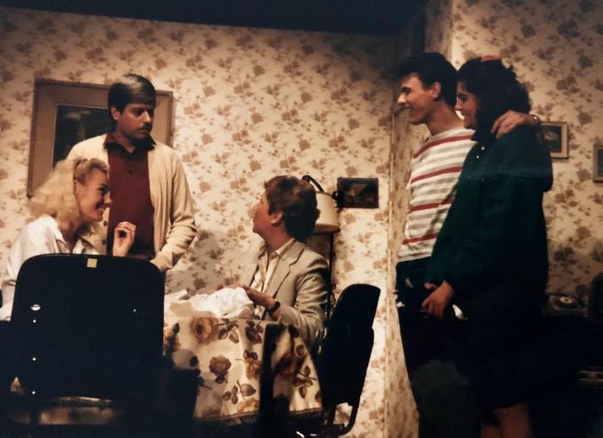 Christine Pire, Duc Duquennoy, Francine Lescouhier, Manu Debruyne en Ann Orléans in een scène uit het theaterstuk ‘De lege cel’ naar het boek van René Swartenbroekx dat ze opvoerden in het jaar 1987. (gf)