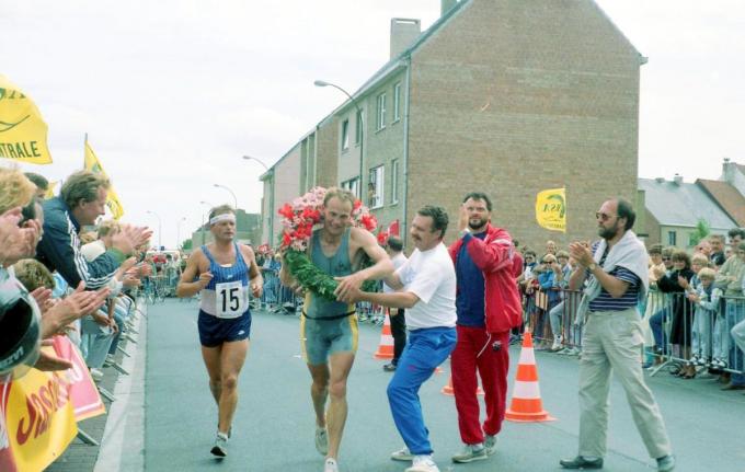 In 1988 won Geert Jooris voor de tweede maal de halve marathon van Bredene. Bij aankomst kreeg hij een lauwerkrans over het hoofd. De vreugde kon niet op. Geert Jooris is nu 65, maar blijft nog bijna dagelijks actief als speler-trainer bij Padelclub Arenal.