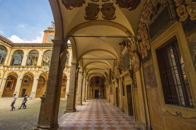 De Biblioteca comunale dell’Archiginnasio, een schitterend stuk universitaire architectuur, is een van de meest bezochte gebouwen van de stad.