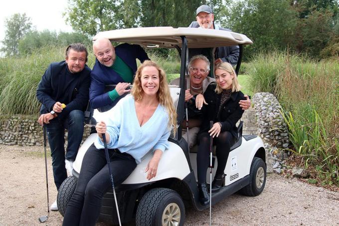 De cast op het golfkarretje, met vooraan de Nederlandse Maike Boerdam, die in Knokke-Heist het levenslicht zag.