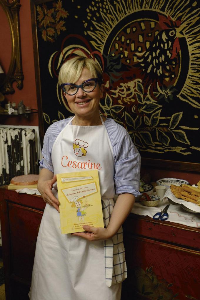 Oriana Altamura, dans le rôle de Cesarine, cuisine avec passion pour les visiteurs de son appartement avec vue.