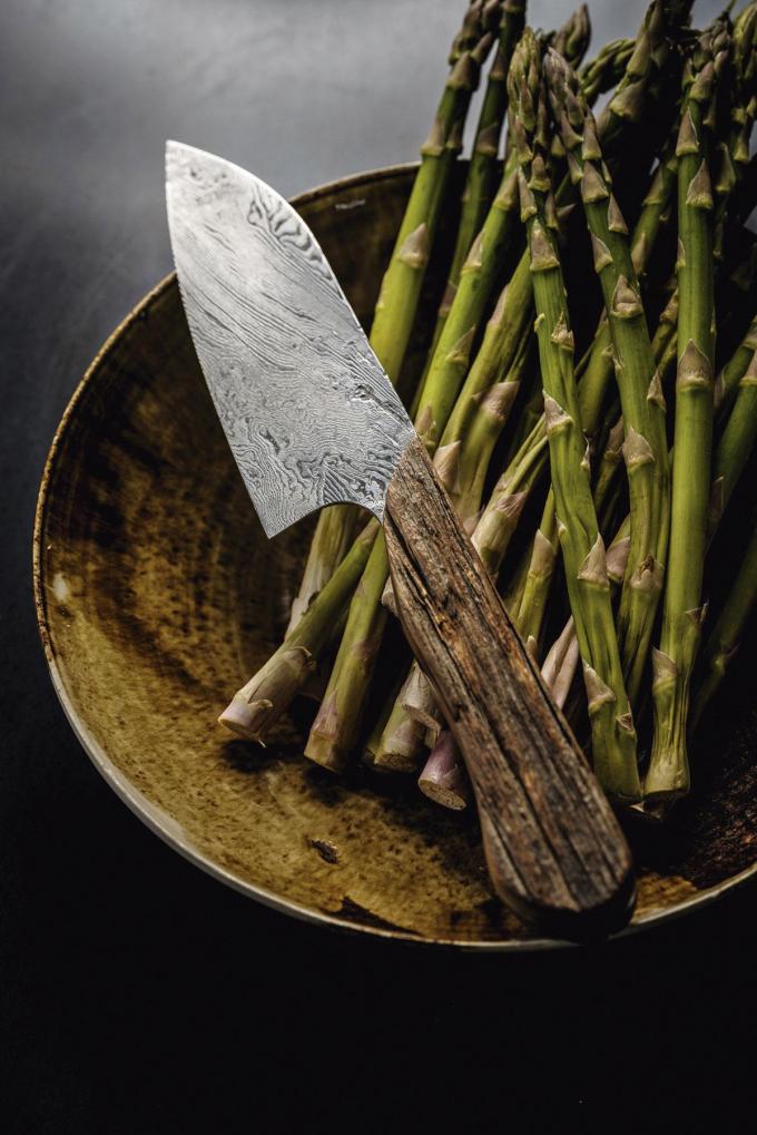 Couteau Santoku en acier de Damas torsadé, 225 couches et manche en bois de récupération.