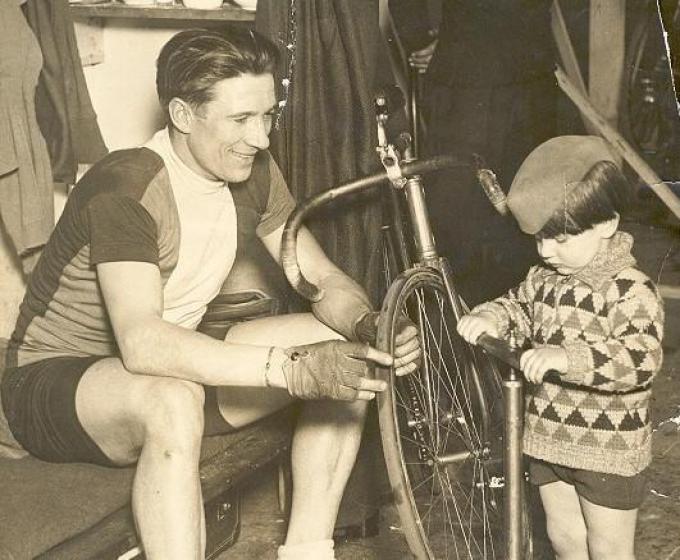 Michel als 6-jarige knaap met zijn vader Gerard Debaets – tweevoudig Ronde van Vlaanderenwinnaar – tijdens de Zesdaagse van Chicago in 1930.