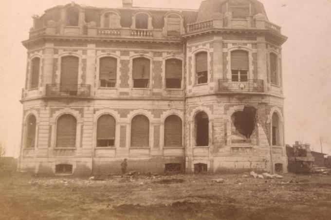 Het zwaar beschadigde kasteel Wolvenhof tijdens de Eerste Wereldoorlog.