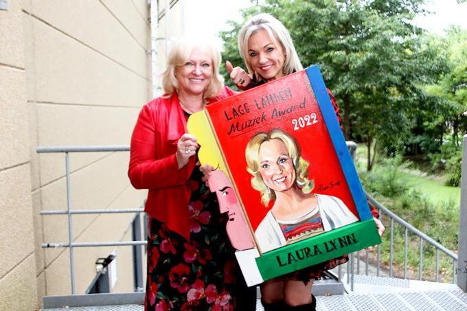 Laura Lynn poseert, samen met haar mama Kristine Vandenheede, met de ontvangen Award.