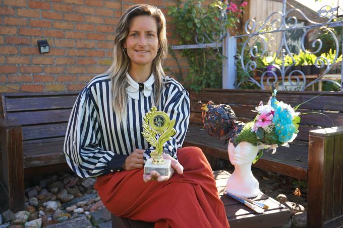 Sara Desangere is trots op haar trofee.