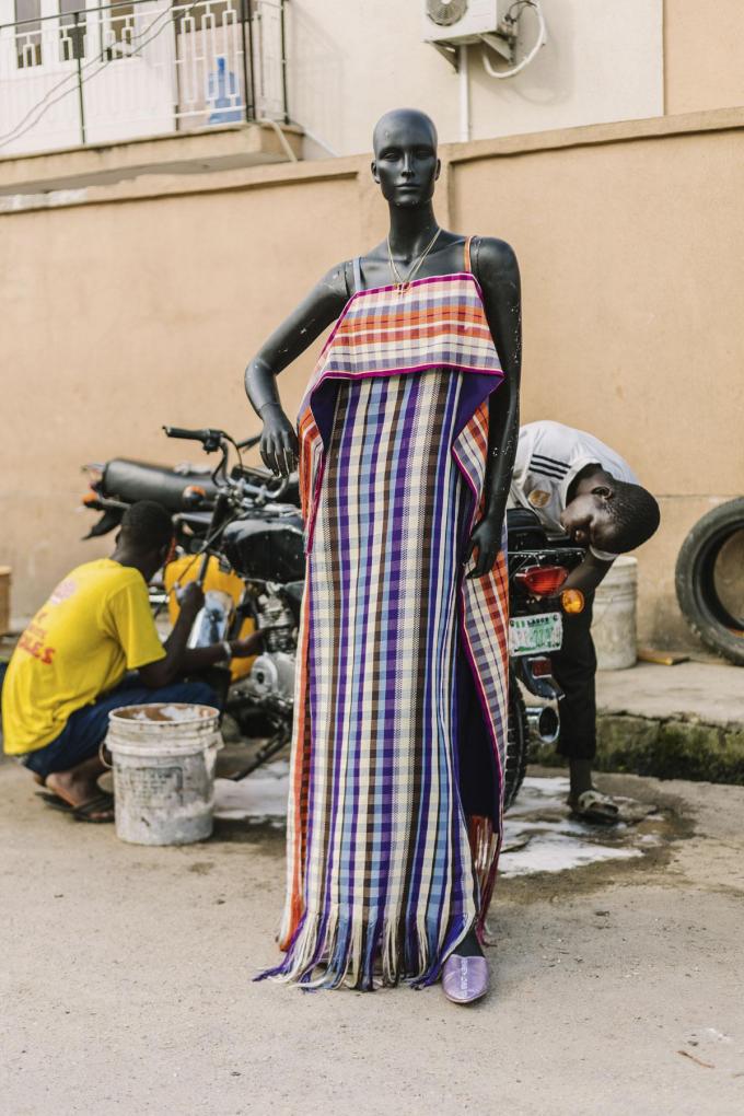 Kenneth Ize fotografeerde zijn lente-zomercollectie 2019 op paspoppen in de straten van Lagos, Nigeria.