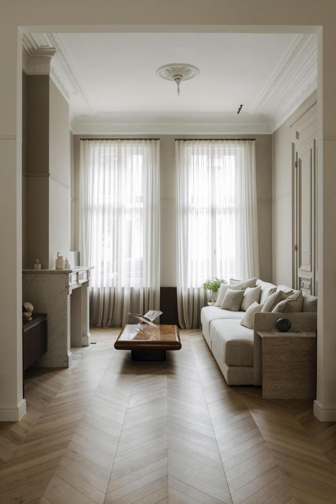 Le séjour, avec une authentique cheminée en marbre, une table de salon vintage et un nouveau parquet en point de Hongrie.