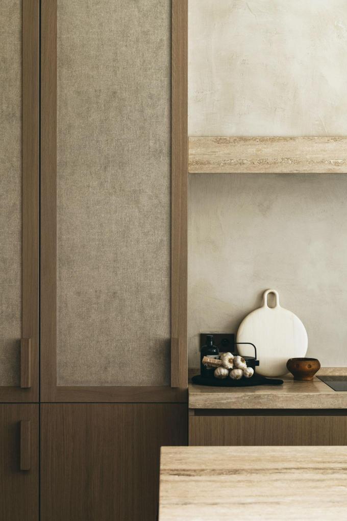 Les armoires de la cuisine sont un mélange de bois et de textile facile à entretenir, semblable au chanvre.