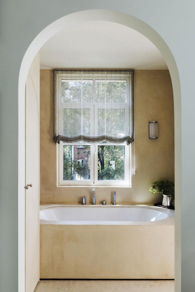 La salle de bains avec vue sur le jardin donne également un accès direct à la terrasse.