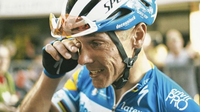 Aan de eindmeet van Milaan-San Remo in 2019, gewonnen door ploegmaat Julian Alaphilippe, heeft Gilbert tranen in de ogen. ‘Ik voel meer emotie dan wanneer ik zelf win.’