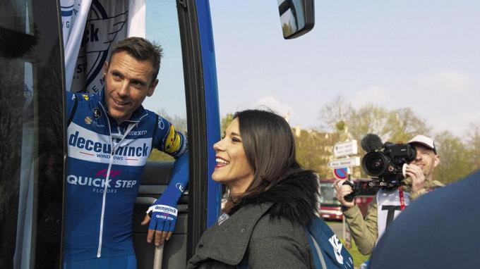 «Il y a des événements plus importants qu'une victoire», dit Philippe Gilbert à sa fiancée Bettina Pesce. Ce à quoi elle répond face caméra: «On attend un bébé!».