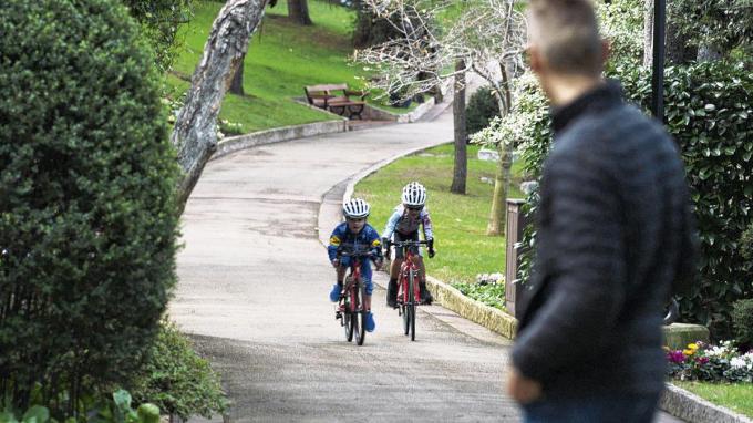 Voir ses deux fils pédaler sur un vélo de course fait vibrer son cœur de coureur, mais il n'est pas indispensable pour Philippe Gilbert qu'ils suivent ses traces.