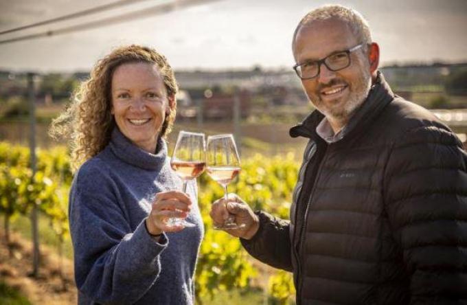 Marc Dewulf en Charlotte Loosveld van Wijngoed Mikken in Roeselare.