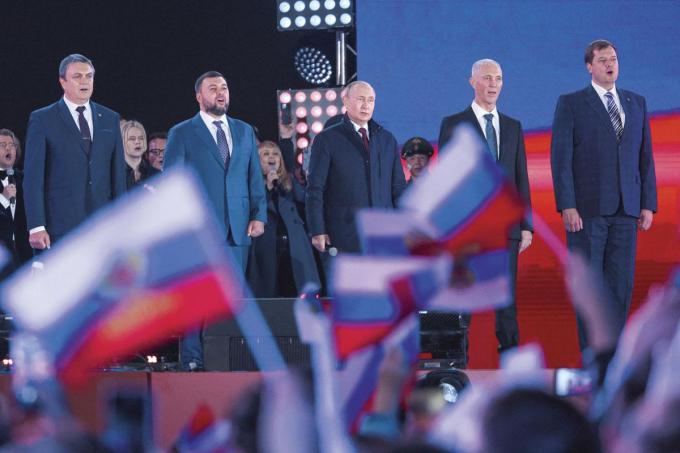 Vladimir Poutine célébrant l’annexion des territoires ukrainiens avec leurs leaders sur la place Rouge, le 30 septembre, à Moscou: une victoire à la Pyrrhus?