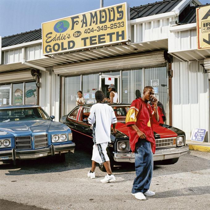 Eddie’s Gold Teeth in Atlanta. De zaak was in de jaren tachtig de go-to voor een gouden tandencap of -grill in Brooklyn en exporteerde de stijl later naar het zuiden.
