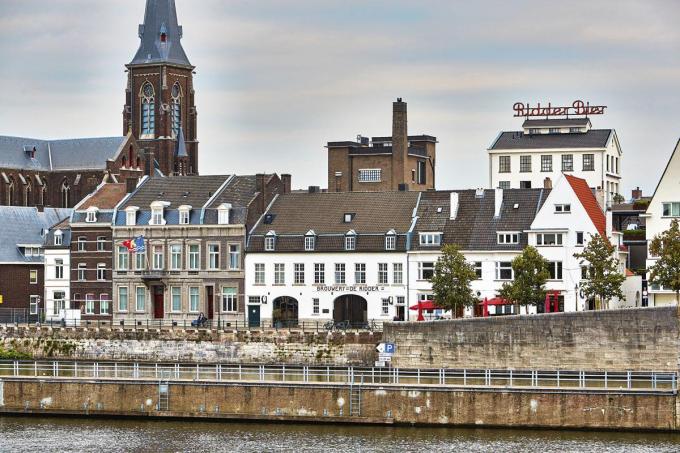 De toren van brouwerij De Ridder domineert het stadsbeeld van Maastricht al een eeuwigheid, de brouwerij zelf bleef actief tot 2002.