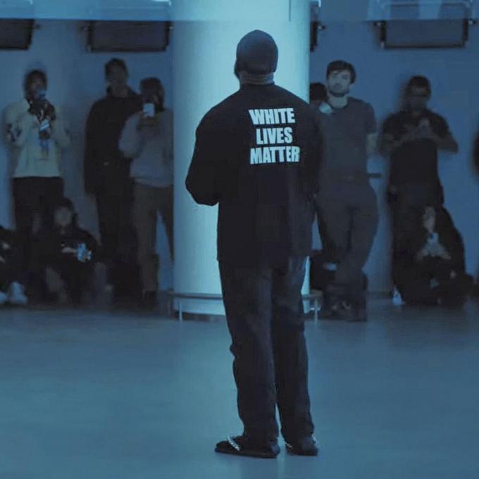 Kanye West shockeert met ‘White Lives Matter’-slogan.