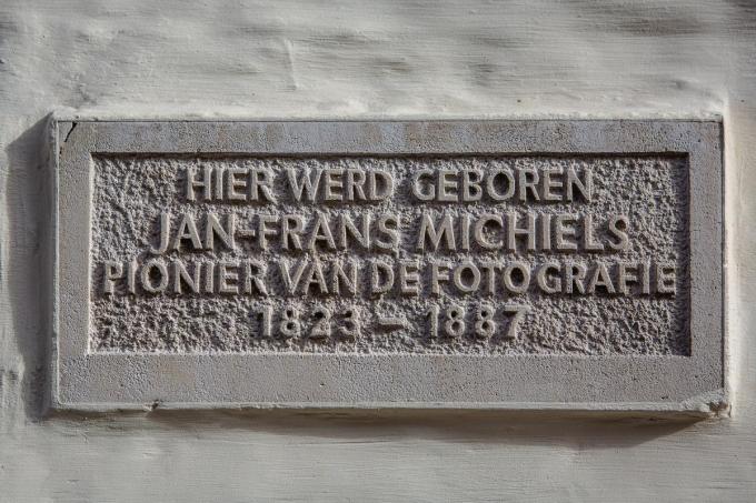 De gedenksteen voor Jan-Frans Michiels. (foto Davy Coghe)