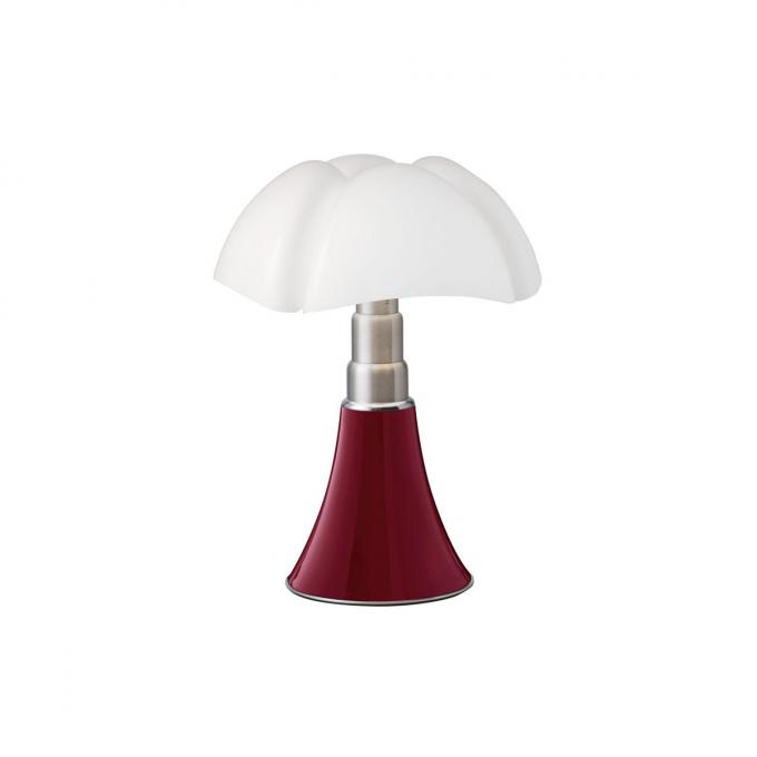 La fameuse lampe Pipistrello, autrefois posée dans les enseignes Olivetti.