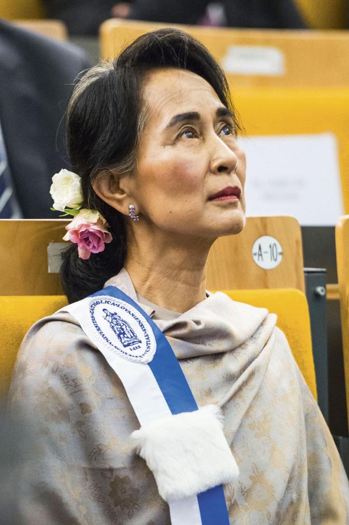 En 1998, l’UCLouvain faisait docteur honoris causa la prix Nobel Aung San Suu Kyi. Son attitude face aux violations des droits fondamentaux des Rohingyas en Birmanie a suscité le malaise. L'université l’a privée de la chaire qui portait son nom, pas de son DHC.