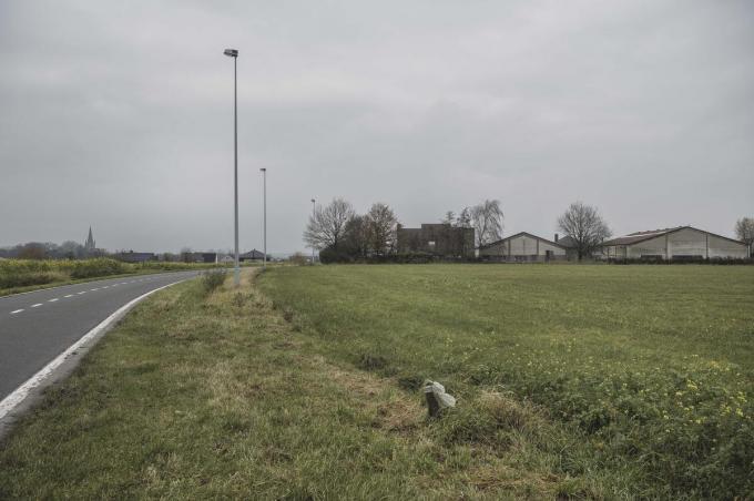 Het stuk landbouwgrond langs de Millesteenstraat dat Ward Vergote in 2017 aankocht en dik twee jaar later met forse winst opnieuw verkocht. (archief KW)