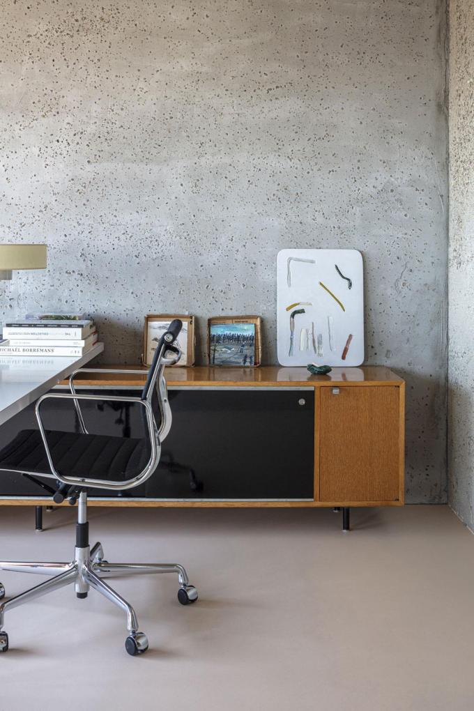 In de werkhoek van Doris staan een uniek stuk van George Nelson (een zeldzame bureau-en-kast-in-één) en een bureaustoel van Eames. De kunstwerken zijn van Aiden Milligan en Stéphanie Baechler.