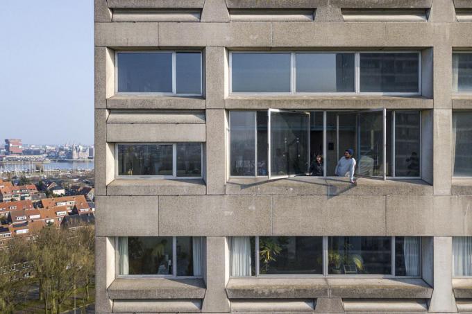 De dertiende verdieping met haar grote pivoterende vensters doorbreekt het raster van de Riverside Tower, de vijftig jaar oude betonnen woontoren van Léon Stynen en Paul De Meyer op Linkeroever.