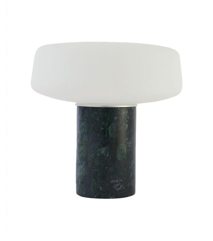 Tafellamp van Serpentine-marmer en mondgeblazen opaalglas, Case Furniture via MyTheresa, 295 euro – mytheresa.com