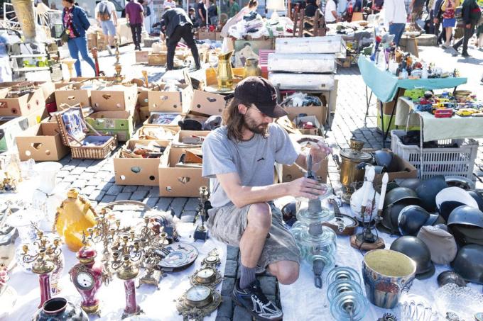 While the tourists on the Vossenplein hunt for vintage, Arnaud digs into the old dozen in search of lampshades and electrical wiring.