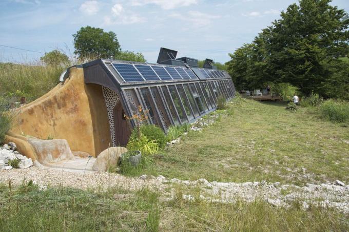 Tout en longueur et semi-enterré comme il se doit: l’earthship de la famille de Pauline Massart, à Biras, en Dordogne.